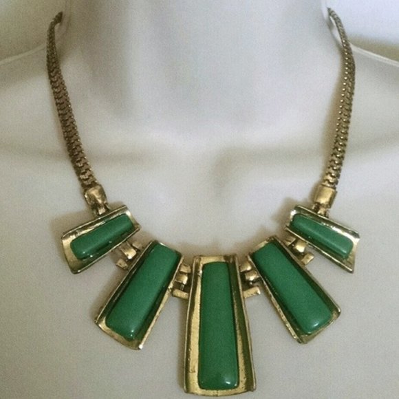 Beautiful gold tone emerald green stone statement piece necklace